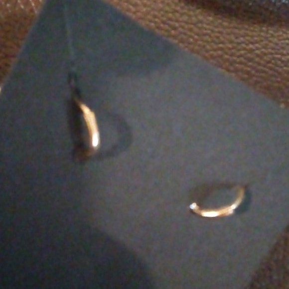 NWOT - A Pair Of Black & Gold Hearts Hoop Style Earrings - Picture 2 of 3